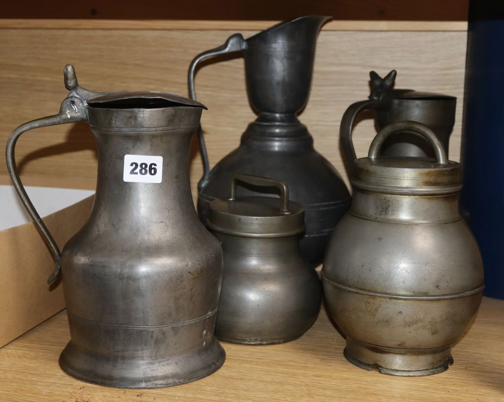 Three pewter flagons and two lidded jars, tallest 31cm